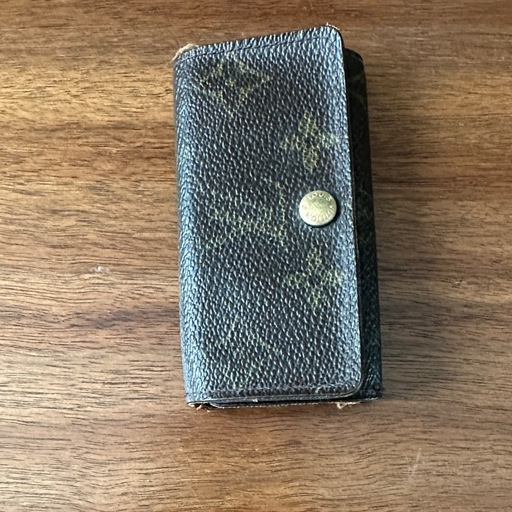 LOUIS VUITTON key holder